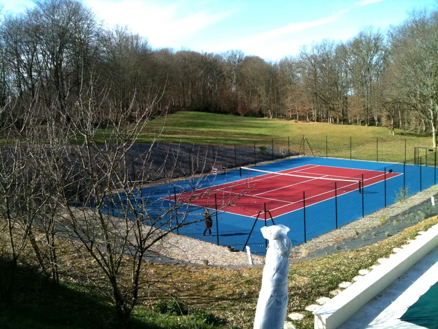 Court fini en béton poreux rouge et bleu