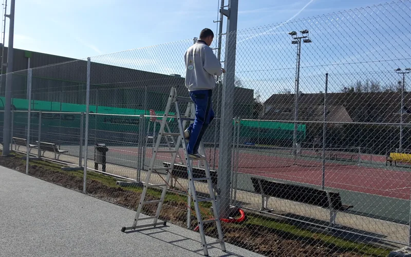 Reprise d'une clôture de court de tennis