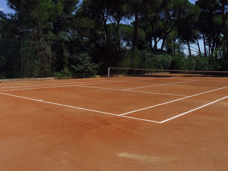 Court en terre battue régénéré aux Jardins des Aresquiers à Vic-la-Gardiole