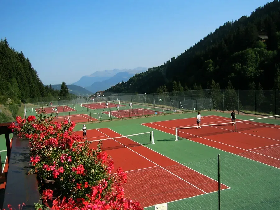 Courts de tennis en béton poreux rouge et vert en montagne