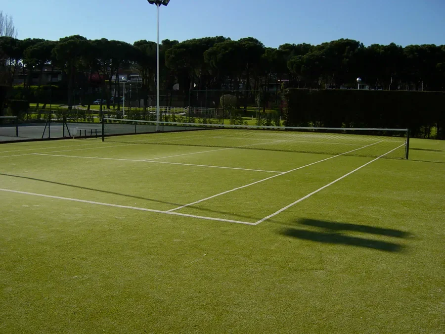 Court de tennis en gazon synthétique vert