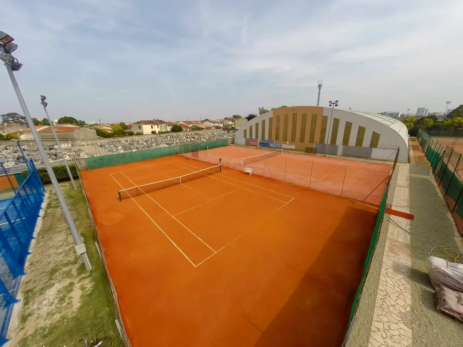 Court de tennis en moquette recouverte de brique pilée