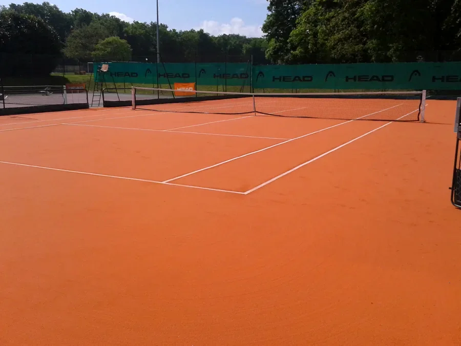 Court de tennis en terre battue artificielle