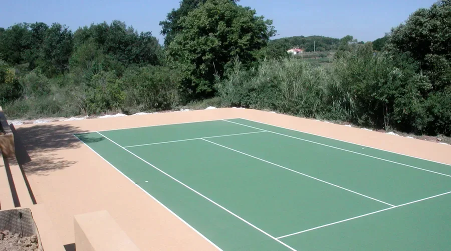 Court de tennis en résine verte et chamois